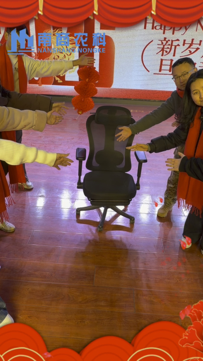 🎇 元旦快乐，温暖相伴 🎇时光匆匆，感恩 2025 年每一份支持与陪伴！从猪场到工厂，南商农科的成长，离不开每一位合作伙伴与家人的信赖！2026 年，我们将继续以贴心服务和硬核设备，陪您一路前行，养殖